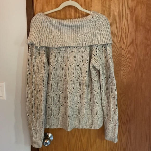 WHBM super soft & vibrant sweater! - Picture 6 of 8